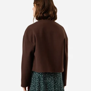 Casaco feminino com bolsos texturizado marrom