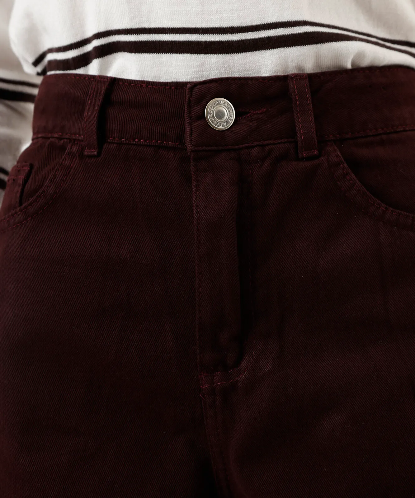 Short mom feminino de sarja cintura alta vinho - Imagem 4