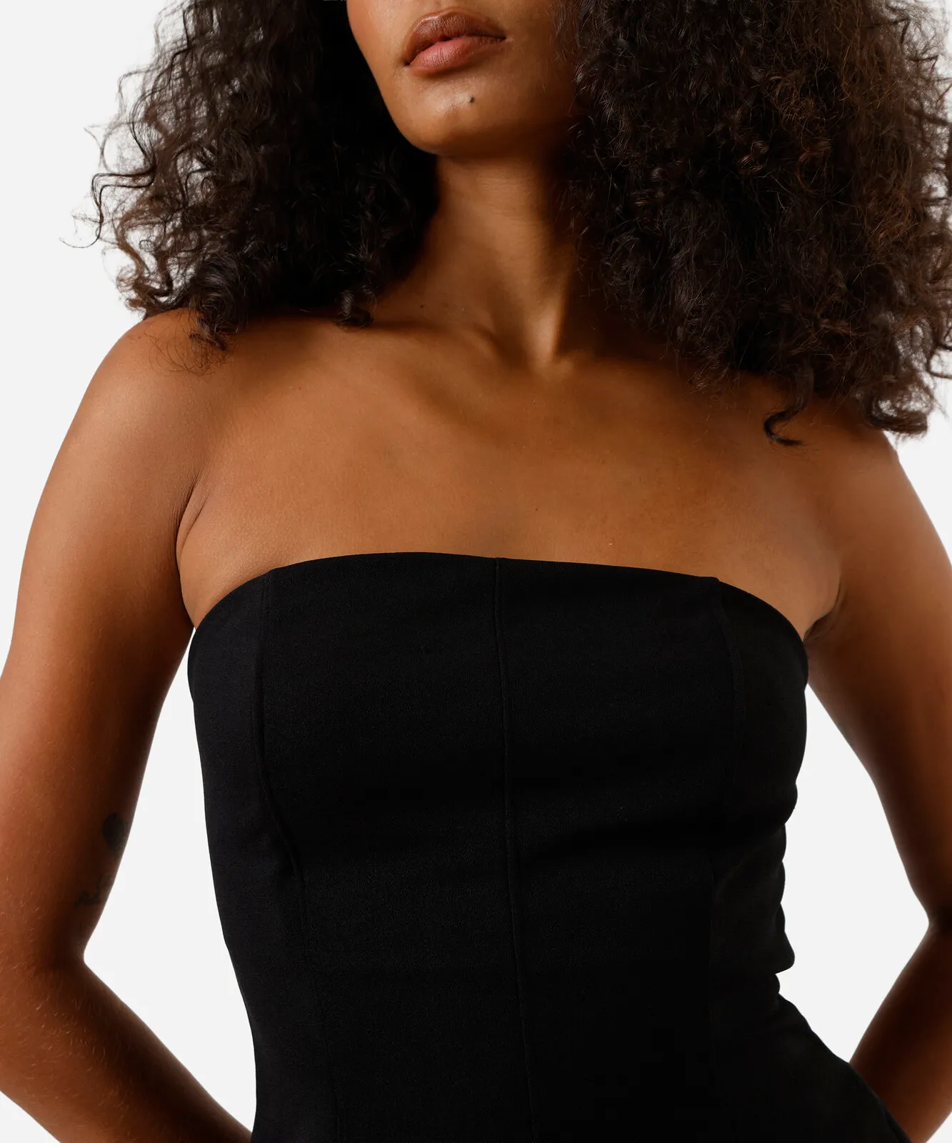 Blusa peplum feminina sem alça texturizada preta - Imagem 4